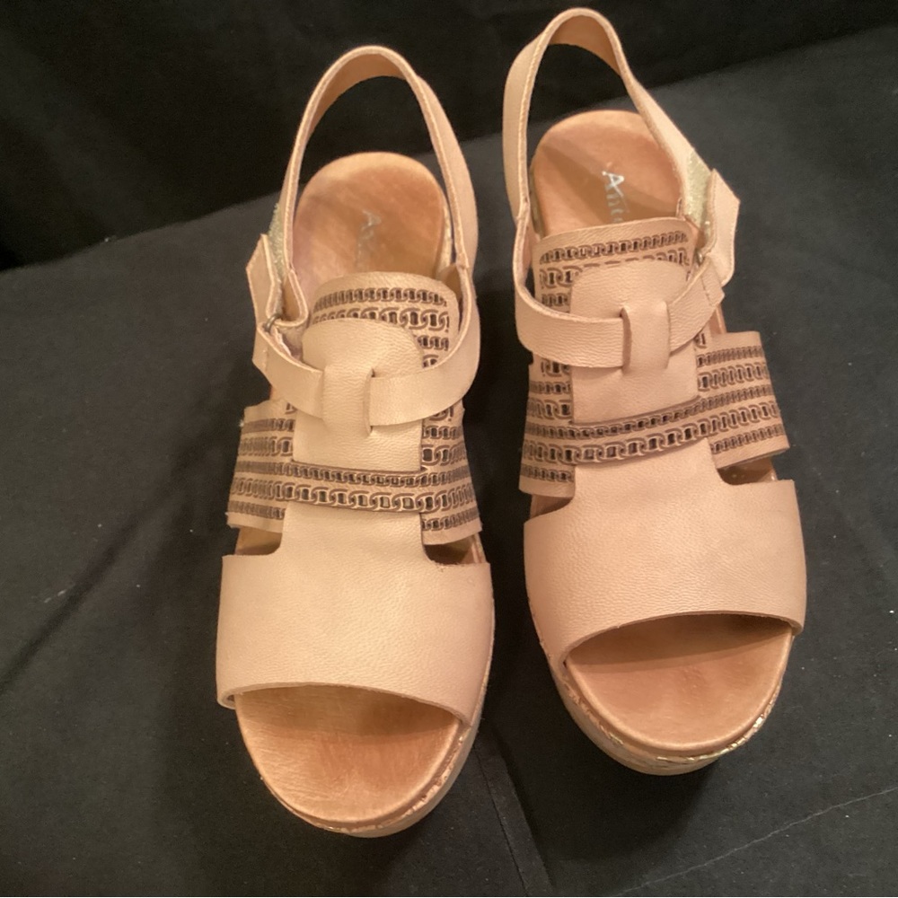 Antelope tan leather wedge sandals size 39 or 9usa. EUC - Picture 5 of 10
